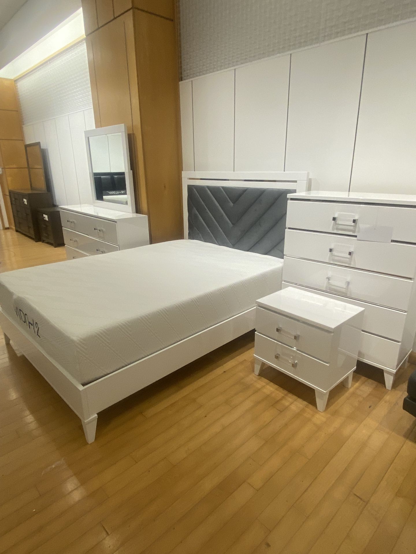GORGEOUS GLOSSY WHITE PLATFORM BED! Sets! King Queen! Lowest Prices In Florida