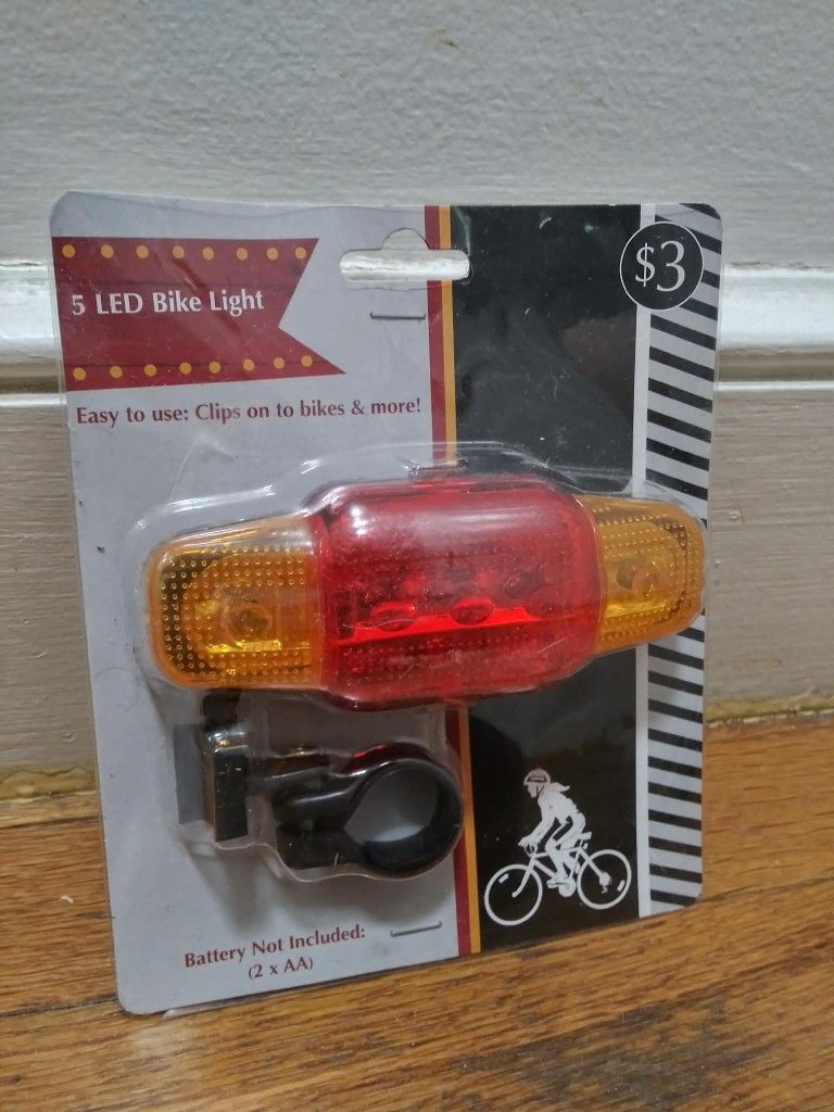 5 LED Bike Light Easy To Use: Clips On To Bikes And More Takes 2 Double A Batteries