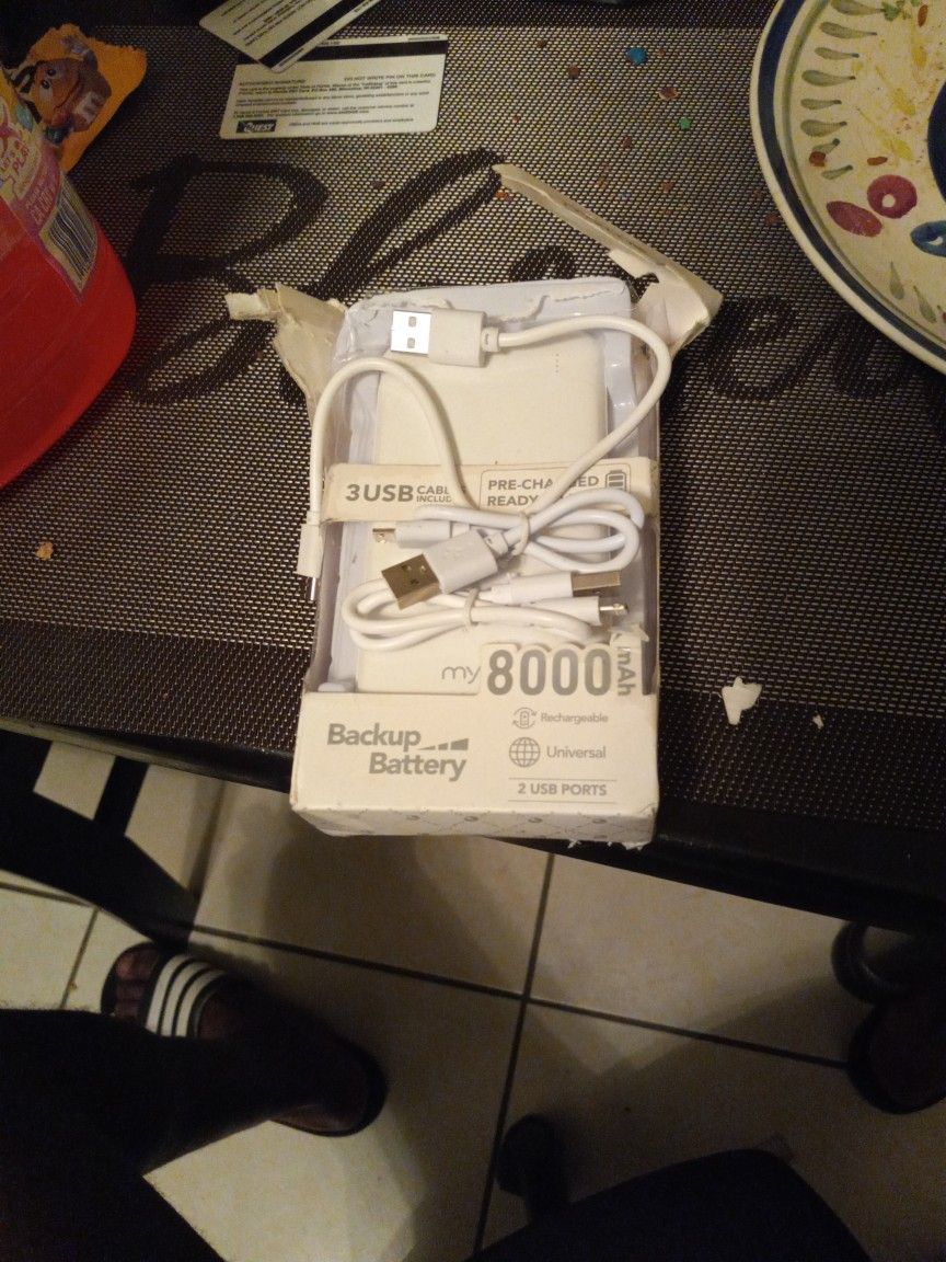 Myme Backup Battery 8000mah 3usb Cables