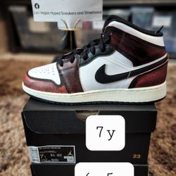 Jordan 1 Mid Wear Away Chicago Bred 