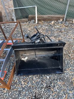 Hydraulic tilt bucket