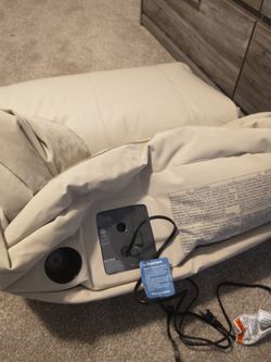 Queen built in compressor air mattress with head pillow