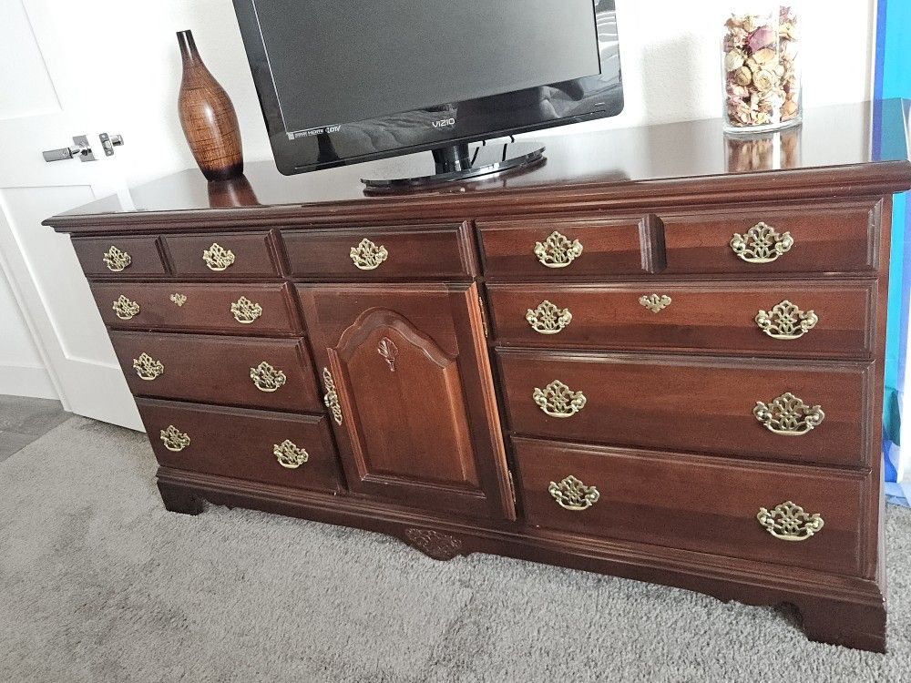 KINCAID Solid-Wood Dresser W/Mirror