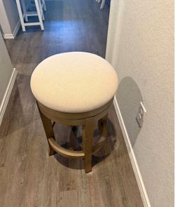 Swivel bar stool