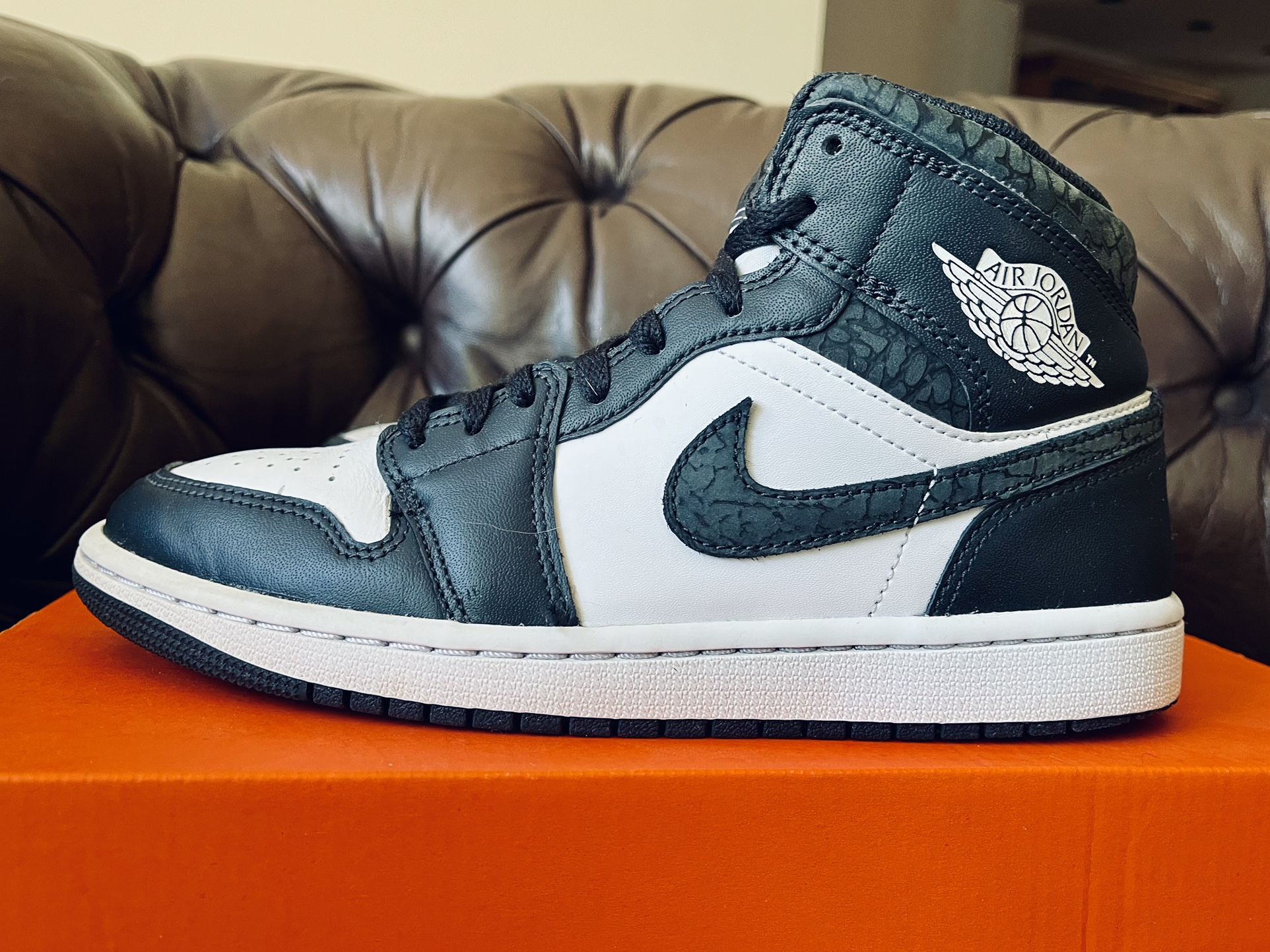 NIKE Air Jordan 1 Mid SE,Kids Size 7Y (M 7/W 8.5)