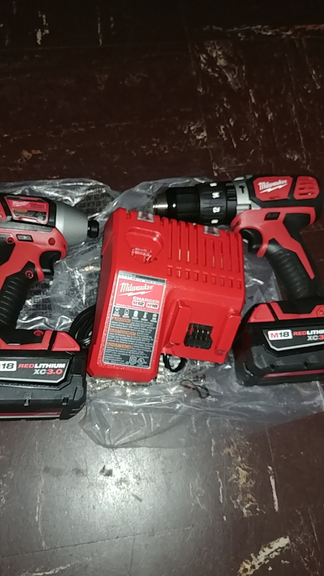 Milwaukee New 18 v Inpac Driver HAMMER DRILL and CHARGER baterías