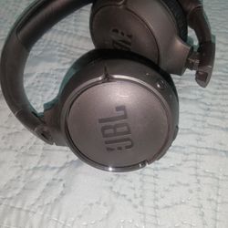 JBL LIVE 500BT - Around-Ear Wireless Headphone - Black

