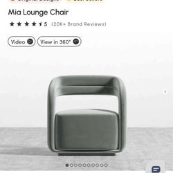 Discover a sense of sophisticated luxury with the sculptural shape of the Mia Lounge Chair. A fresh take on the traditional lounge chair, the softly u