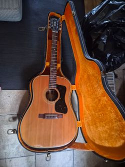 GUILD D40 dreadnought acoustic guitar  AJ 2821 comes with the hardcase