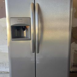 FRIGIDAIRE REFRIGERATOR