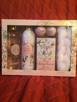 Packet with Shower gel, body lotion, bath soak, bath fizzers