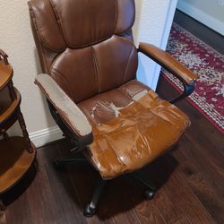 OFFICE CHAiR FREE