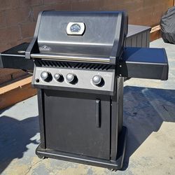 Clean 3-Burner Napoleon Rogue XT Propane Gas Grill with Side Burner – good condition