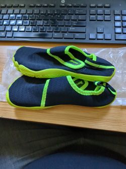 Boys size 3.5 /4Water shoes 