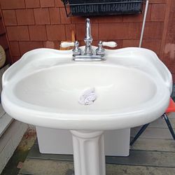 White Porcelain Pedestal Sink With Fauset