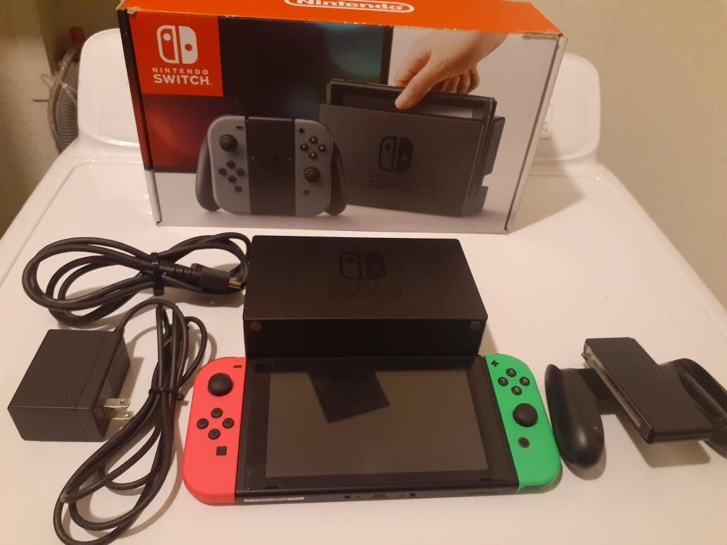 Jailbroken Nintendo switch with over 15,000 old school games 2000 switch games 128gigs of memory no trade pick up on 79th ave and peoria