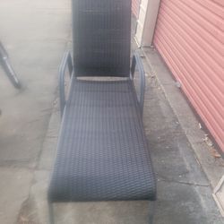 1 single pool chair