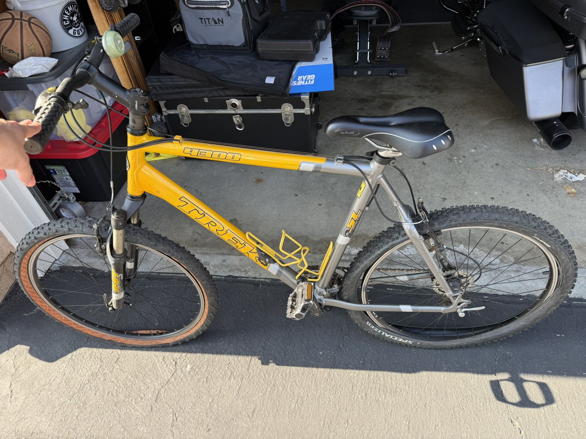 TREK 4300 Mountain Bike