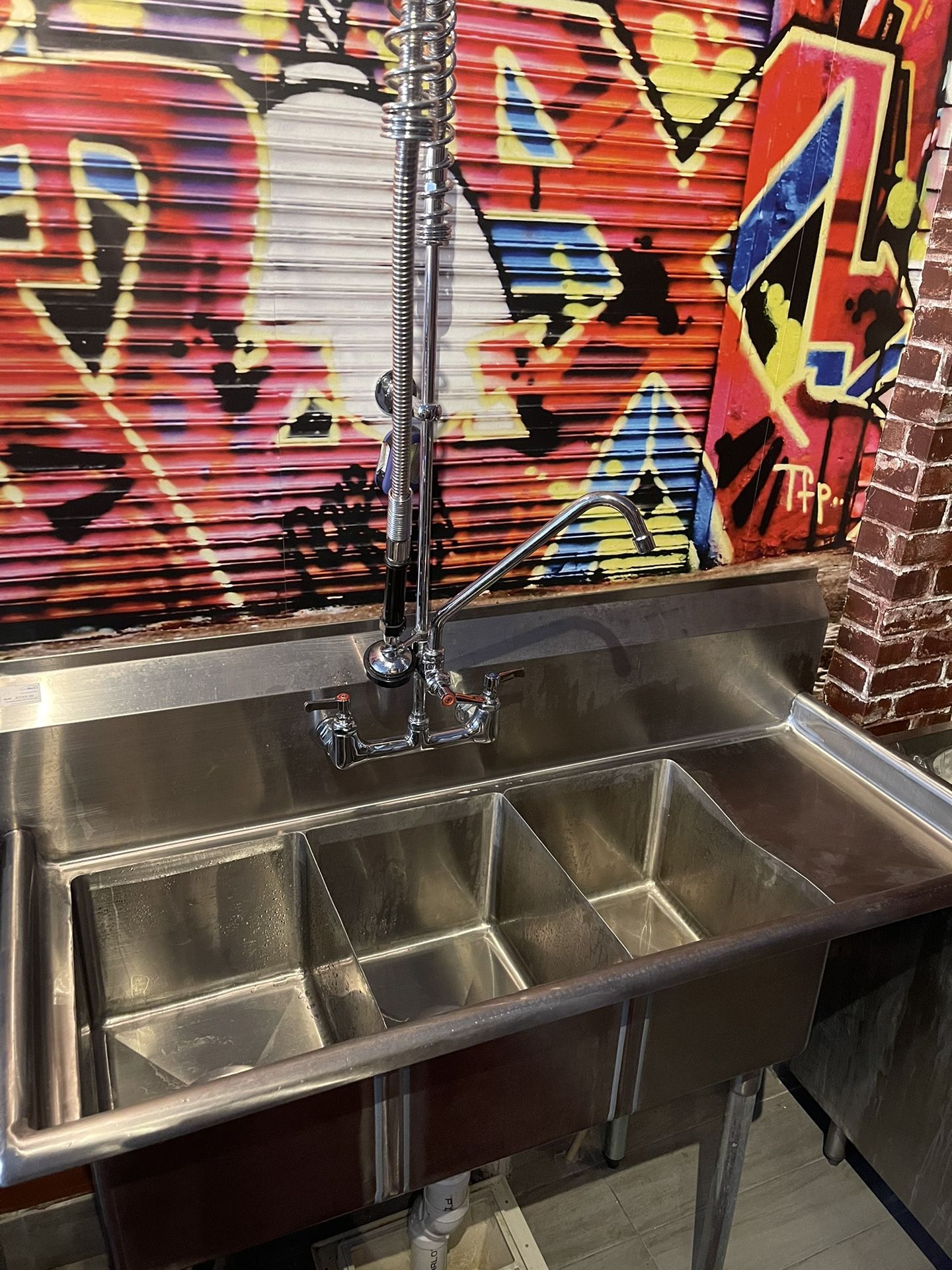 Visual Reference: 3 Compartment Sink W Spay Faucet For Sale In Miami