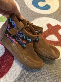 Minnetonka kids youth booties size 3!never used