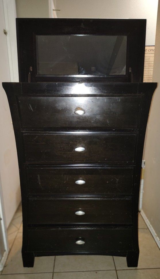 Dresser With Vanity Mirror