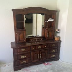 Dresser With Separating Mirror