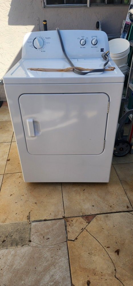 Kenmore Dryer Electry 200. Used Only For 1 Year. Almost Brand New. Very Clean