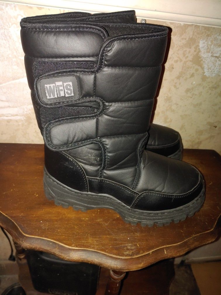 WFS Moon Boots W/M Size 8