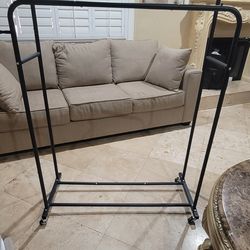 Rack to hang clothes