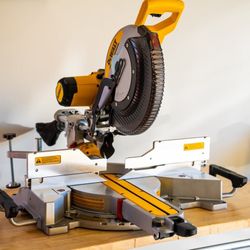 Dewalt DWS780 12” sliding dual bevel miter saw - +2 new blades