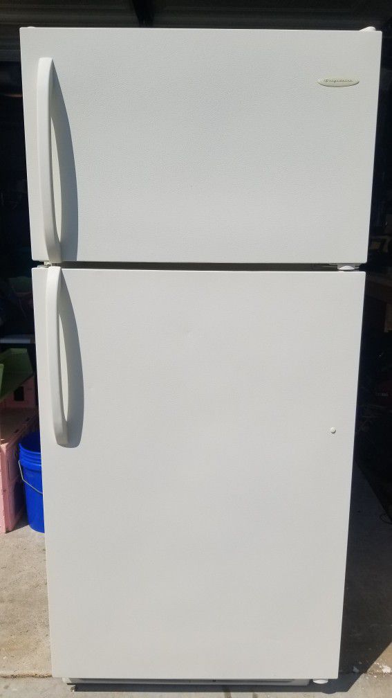 FRIGIDAIRE: APPARTMENT SIZE Refrigerator - 30 Wide by 67 Hight -WORKS GREAT!