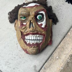 Vintage Cool Halloween hanging head has small cracks but overall good condition new $40 selling mine for 10