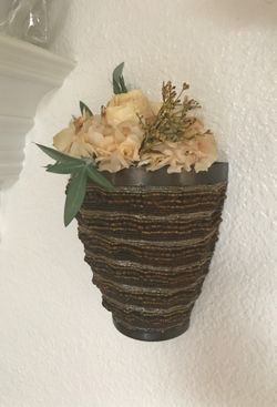 2 decoration pieces with fake flowers