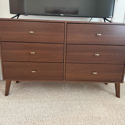Set of nightstands (2) and dresser