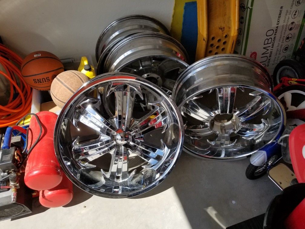 HOYO LIKE NEW 22 INCH SUV/TRUCK RIMS Bolt Pattern: 6 X 5.5 / 6 X 139.7