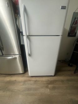 Frigidaire 30in wide 20 cu refrigerator