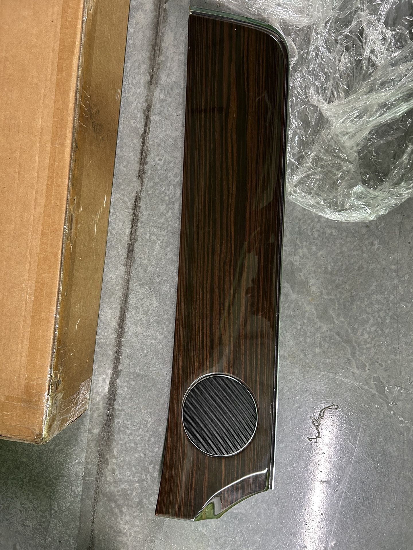 Jaguar XJ 2010-2019 Front Passenger Door Wood Grain