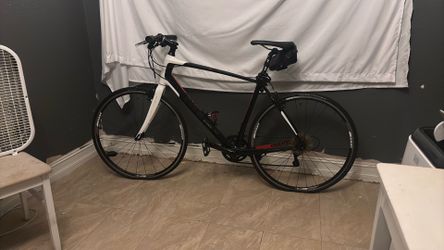 This is a Giant Escape RX Composite (circa 2013-2014) flat-bar fitness hybrid.