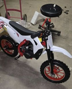 *READ DESCRIPTION* MINI DIRT BIKE 49CC BRAN NEW MUST ASSEMBLE