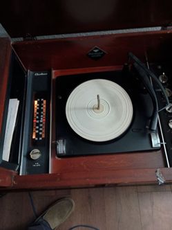 AIRLINE PHONOGRAPH, RADIO, WORKS GREAT