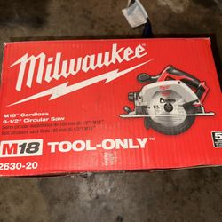 Milwaukee Cordless Saw 