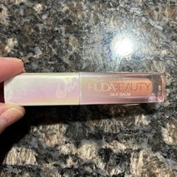 NEW HUDA BEAUTY SILK BALM HYDRATING LIP BALM $7!!