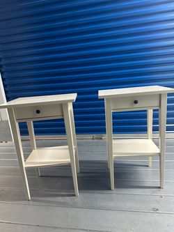 2 white night stands