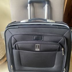 Suitcase Carry On • TravelPro crew Bag • Very Clean