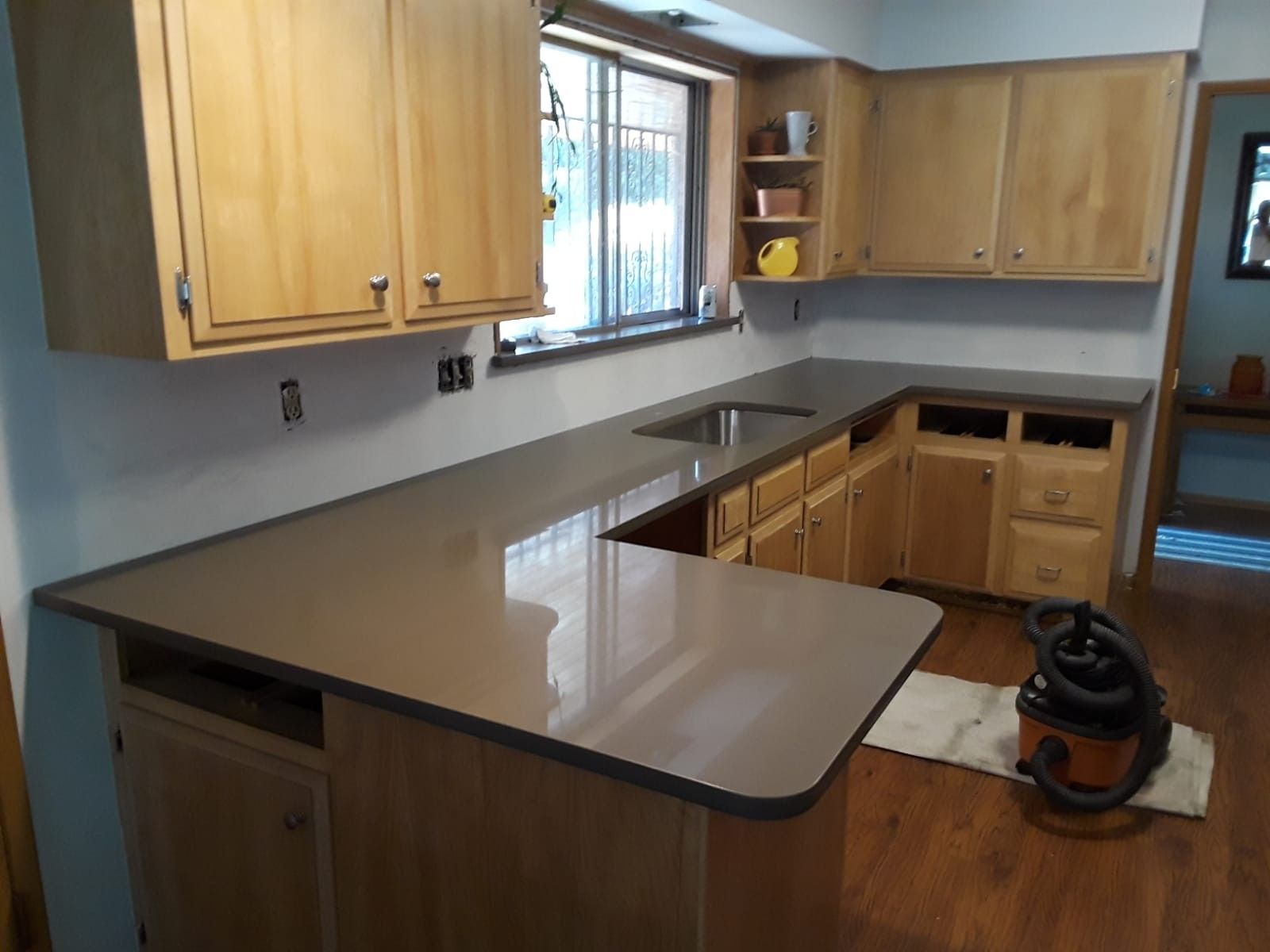 Quartz and granite countertops fabrication