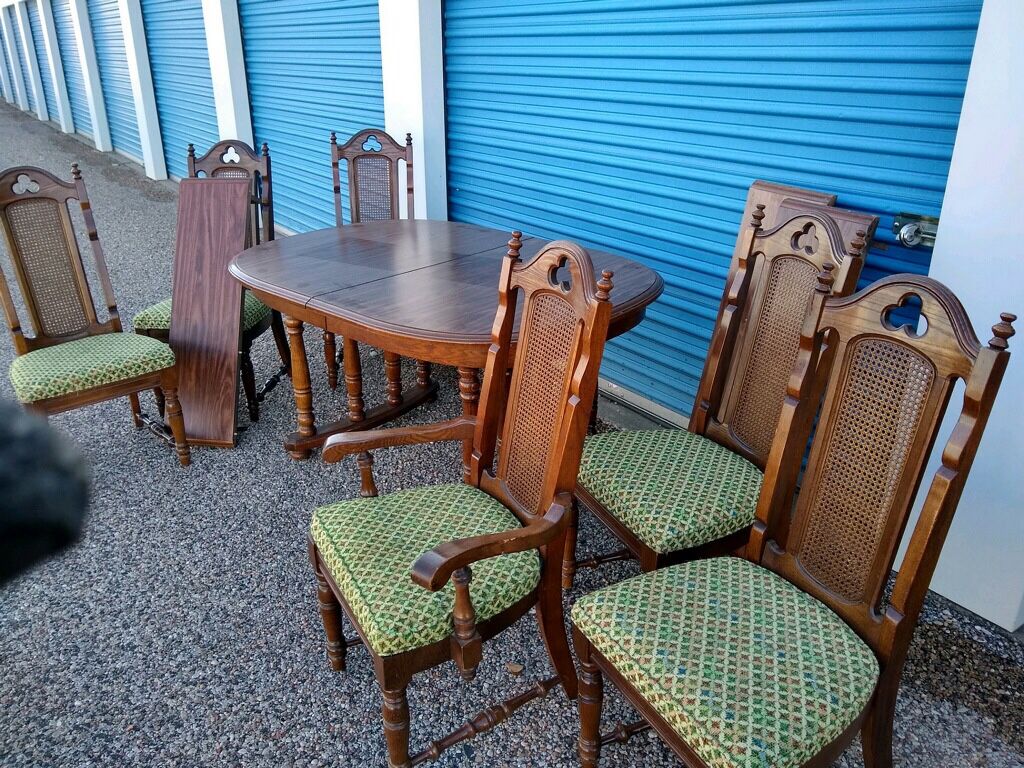Classic wood dining table w/ 3 extra leafs and 6 chairs