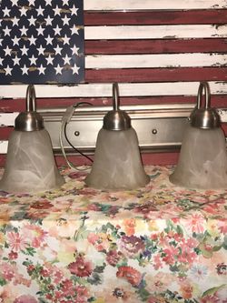 Bathroom lighting fixture