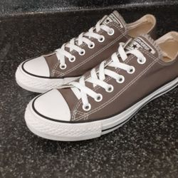 Converse womens 8 Like new 