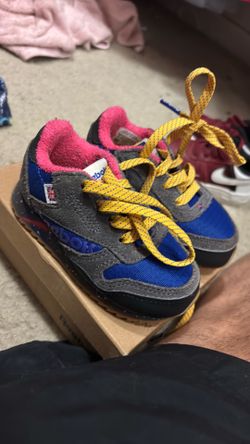 Kid shoes size 5c