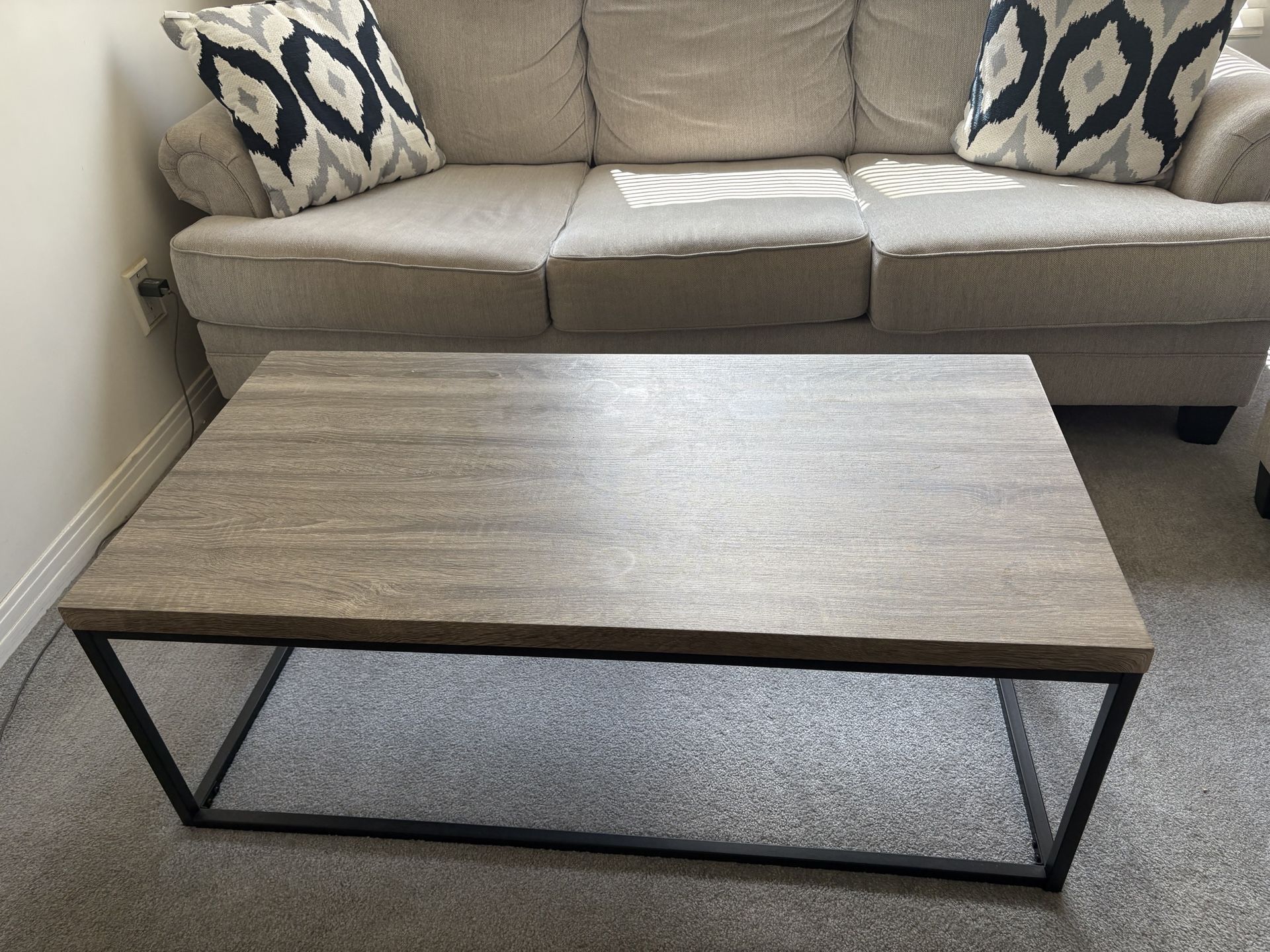 Complete Living Room Set In Great Shape